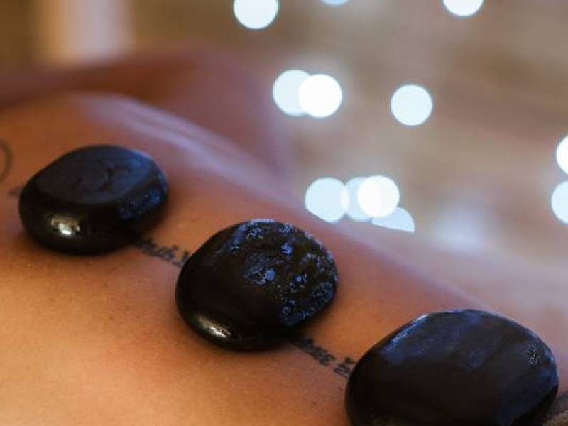 Massage amérindien aux pierres chaudes Soin énergétique hot stone therapy